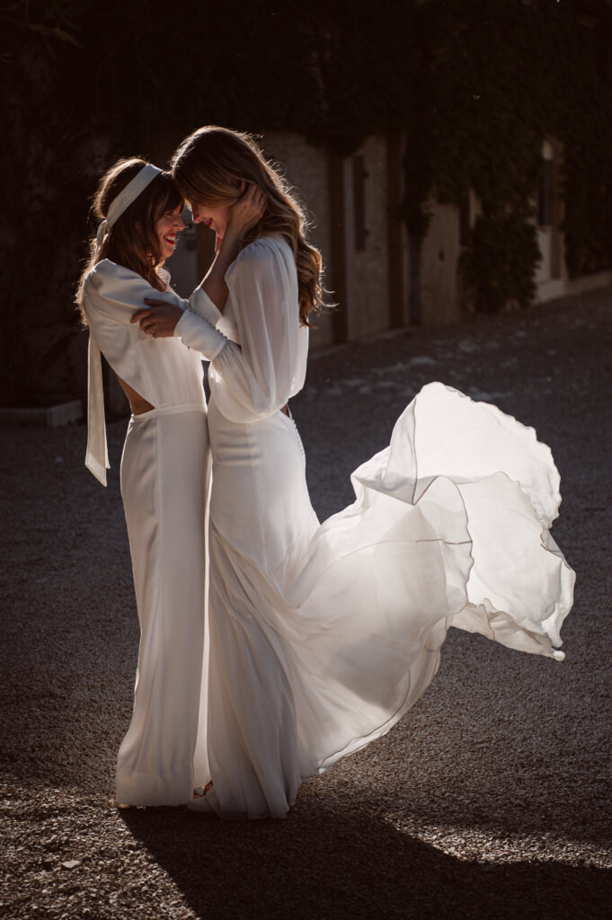 Couple de mariées en séance photo au coucher du soleil pendant un mariage en Provence