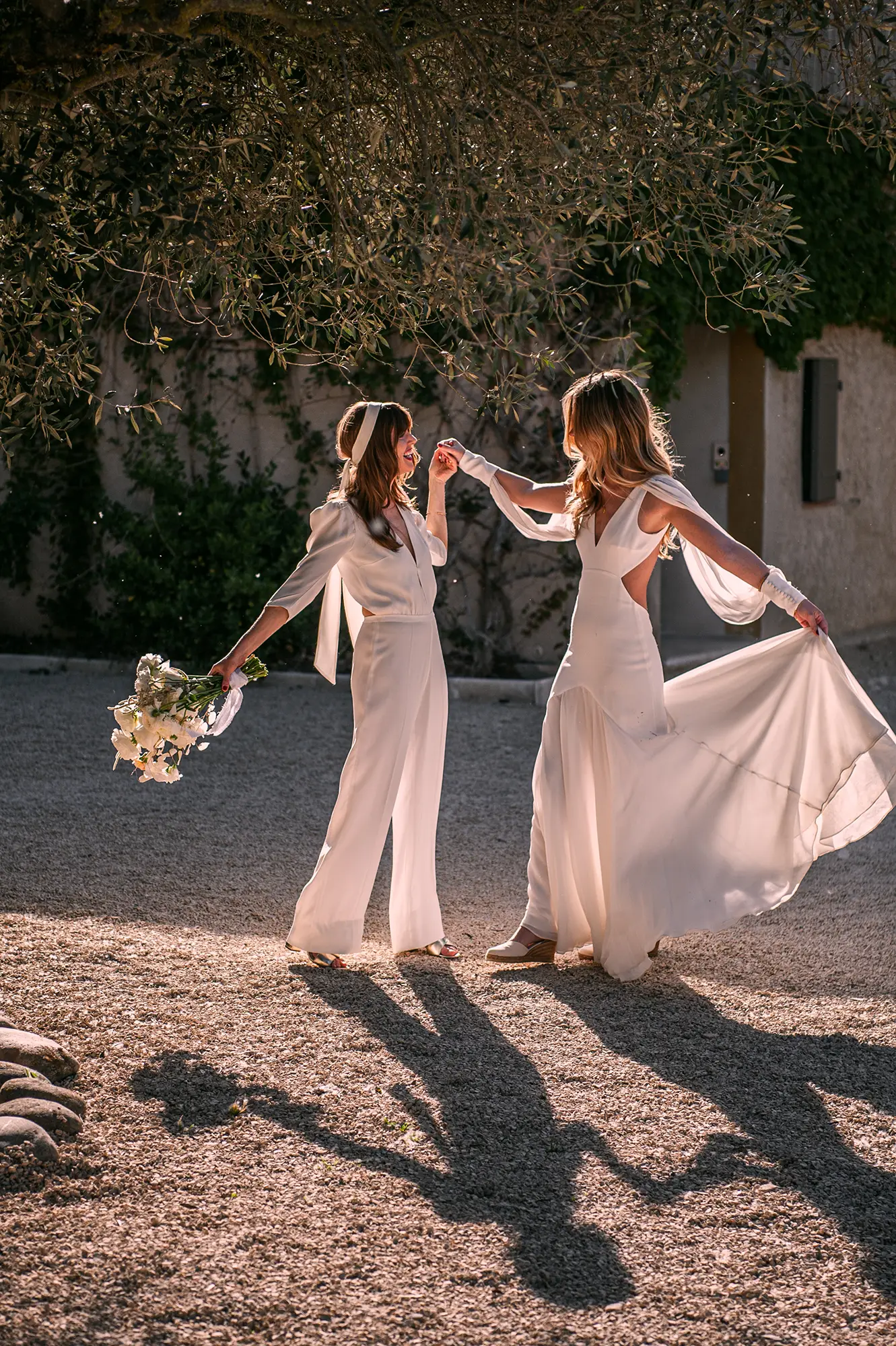 Couple de mariée en séance photo au coucher du soleil dans le Lubéron en Provence