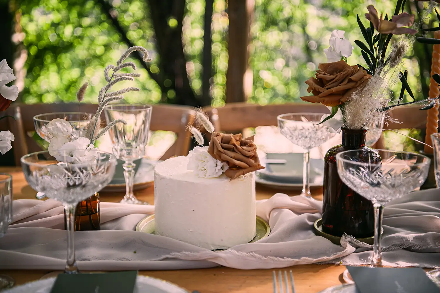 Wedding cake gateau de mariage bohème provençal sur la table des mariés avec une décoration champetre
