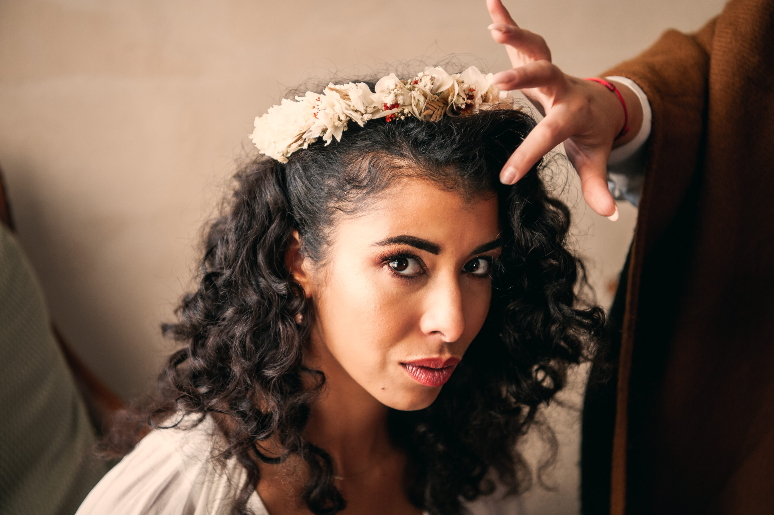 Mariée avec une couronne de fleurs séchées