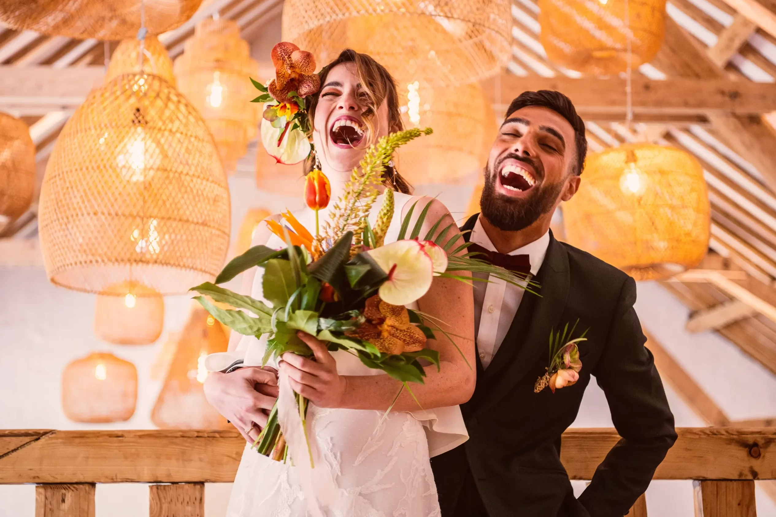 Couple de mariés mariage bohème tropical à la Bona Venture domaine de réception dans le Vald'Oise