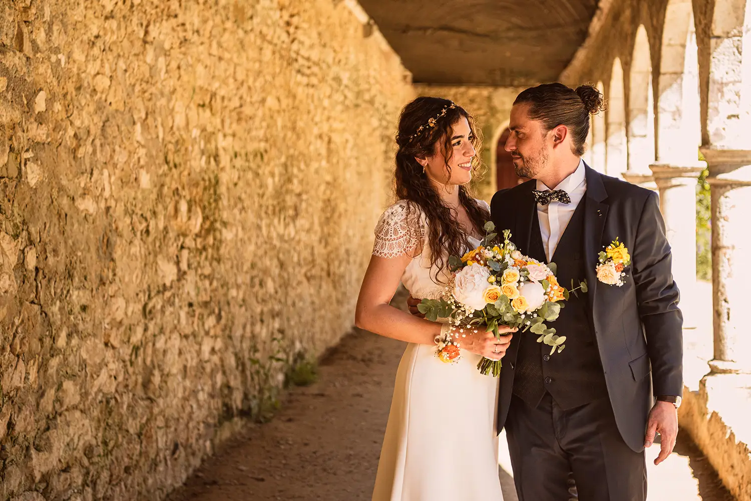 Lire la suite à propos de l’article Pourquoi le printemps est la saison idéale pour des photos de mariage naturelles et poétiques